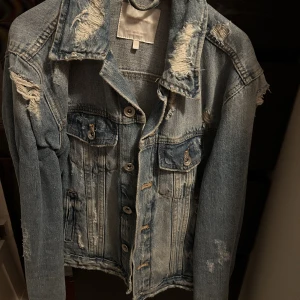 Jeans jacka - Jeans jacka med ett tryck i ryggen med rosa färg! Super cool jacka och passar perfekt på våren och sommaren! Använd Max 5 gånger, ser ut som ny!