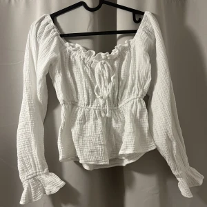 Off soulder tröja från Nelly  - Helt ny off-shoulder tröja från Nelly. Storlek 34.