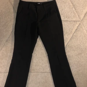 Svarta kostymbyxor - Svarta kostymbyxor ifrån BikBok i storlek 34. Byxorna är i modellen Vera Petite. Endast använda 2 gånger, säljer pga de är för korta i benen för mig som är 158cm lång ☺️