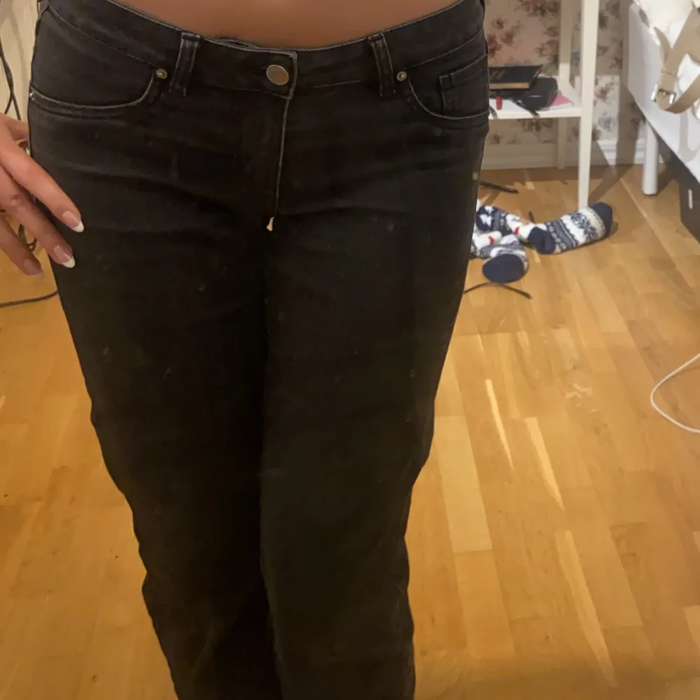 Jeans från H&M i modellen Bootcut Lowwaist. Skriv för fler bilder så löser jag!! Tog bara några så länge!. Jeans & Byxor.