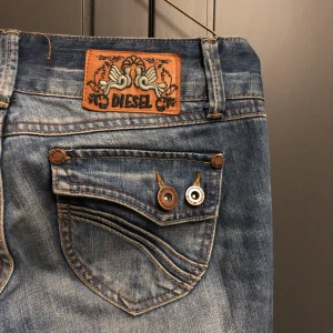 Diesel jeans - Lågmidjade och bootcut diesel jeans med coola bakfickor. Storlek S