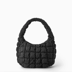 COS quilted bag - Köpte den under sommaren i korea, i väldigt bra skick får inte så mycket användning utav den🩷helt slutsåld överallt 