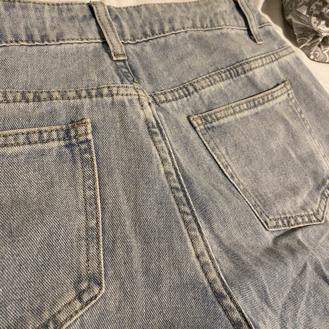 Lågmidjade jeans med fjärilsmotiv - 91