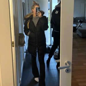 Parajumper jacka - sämjer min långa parajumper jacka. Den är i fint skick och jag har andvänt den sparsamt. Storlek Medium, svart