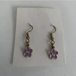Hemmagjorda örhängen - Hemmagjorda örhängen med små gulliga lila blommor💜