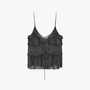 Svart Zara topp - Super snygg topp från Zara!! Helt ny och säljer pga att den inte kommer till användning, använd max 2 gånger kontakta om du är intresserad❤️❤️