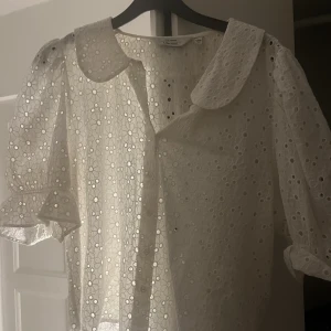 Blus other stories  - Säljer så söt blus från other stories!🌸 stl 42 men väldigt liten i stl så passar bättre 38/40. Använd typ 2 gånger!