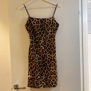 Klänning - Klänning i otroligt skönt material. Som ny.  Stl. Large men materialet är stretchigt så passar även mig som är S/M