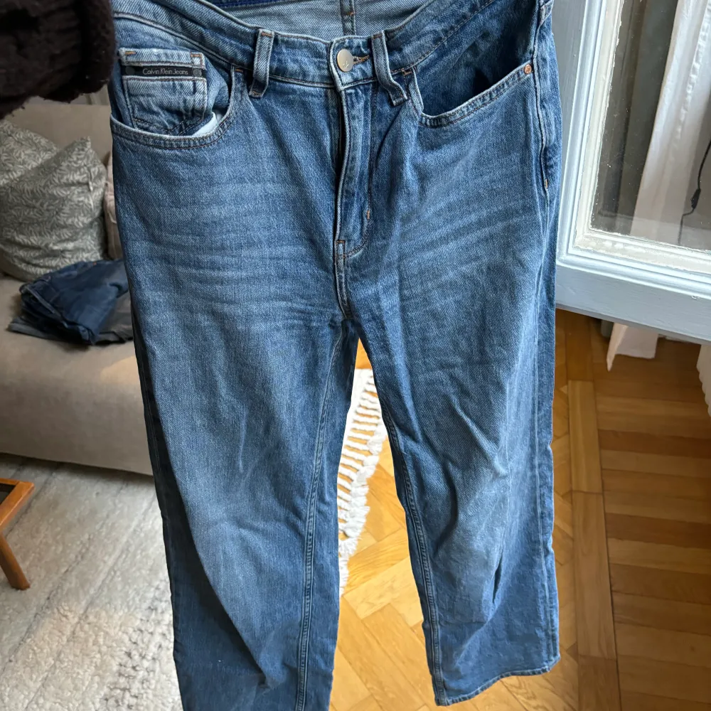 Raka Calvin klein jeans i modellen wide. Storlek 25/30.. Jeans & Byxor.