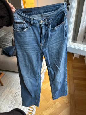 Raka Calvin klein jeans i modellen wide. Storlek 25/30.