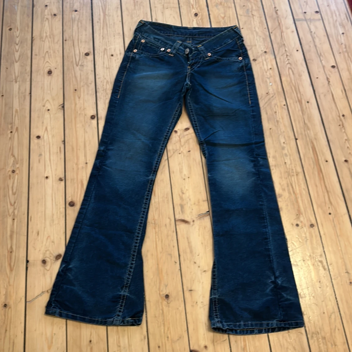 Levis jeans i Manchester, utsvängd modell. 