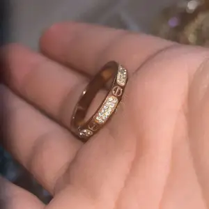 En falsk Cartier ring i roseguld, några diamanter fattas men annars är det i fint skick💖