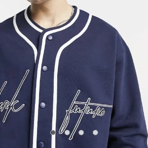 Baseball kofta - Blå kofta med vita linjer samt vit text, inspirerad utifrån baseball koftor👍säljs pga får ingen användning utav plagget 🥲 Inga skador eller märken👌 Vill bli av med snabbt därav priset!