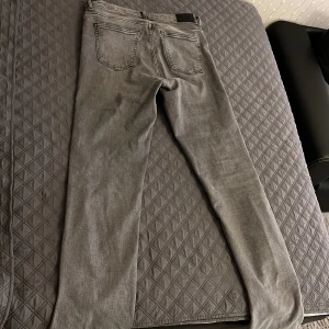 Jeans  - Superfina jeans från Zara, endast använda 2–3 gånger. Modellen är lite små i storleken och sitter snyggt på. Ett litet hål vid hällan har blivit lagat, lagningen syns något på nära håll men stör inte helhetsintrycket