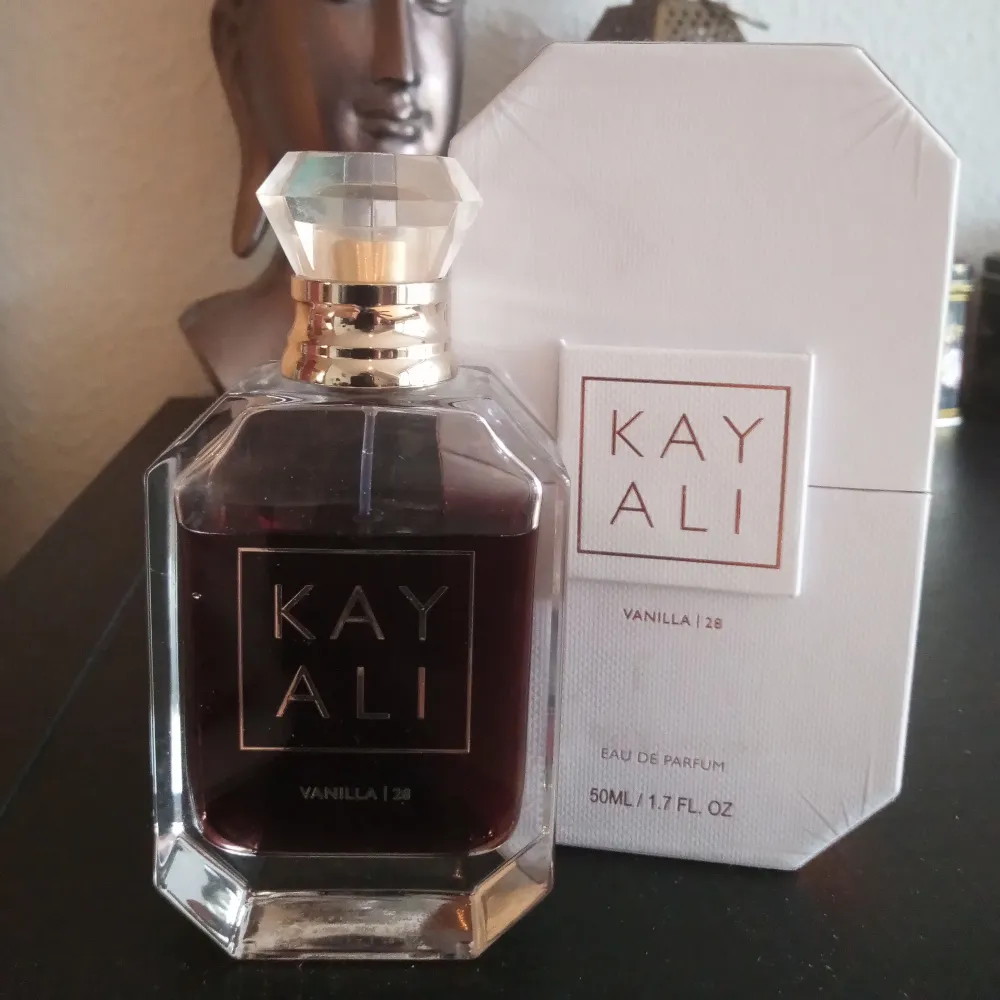 Kayali Vanilla 28. 50 ml, använd enligt bild. Den har mörknat vilket är normalt med vaniljparfymer. Frakt tillkommer med 54 kr skicka hem spårbart 😊. Övrigt.