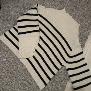 Carin Wester randig tröja  - Randig tröja med fina ärmslut :) storlek L men jag är s/m och den funkar på mig med. Kommer tyvärr inte till användning bara. Postar mot frakt! 