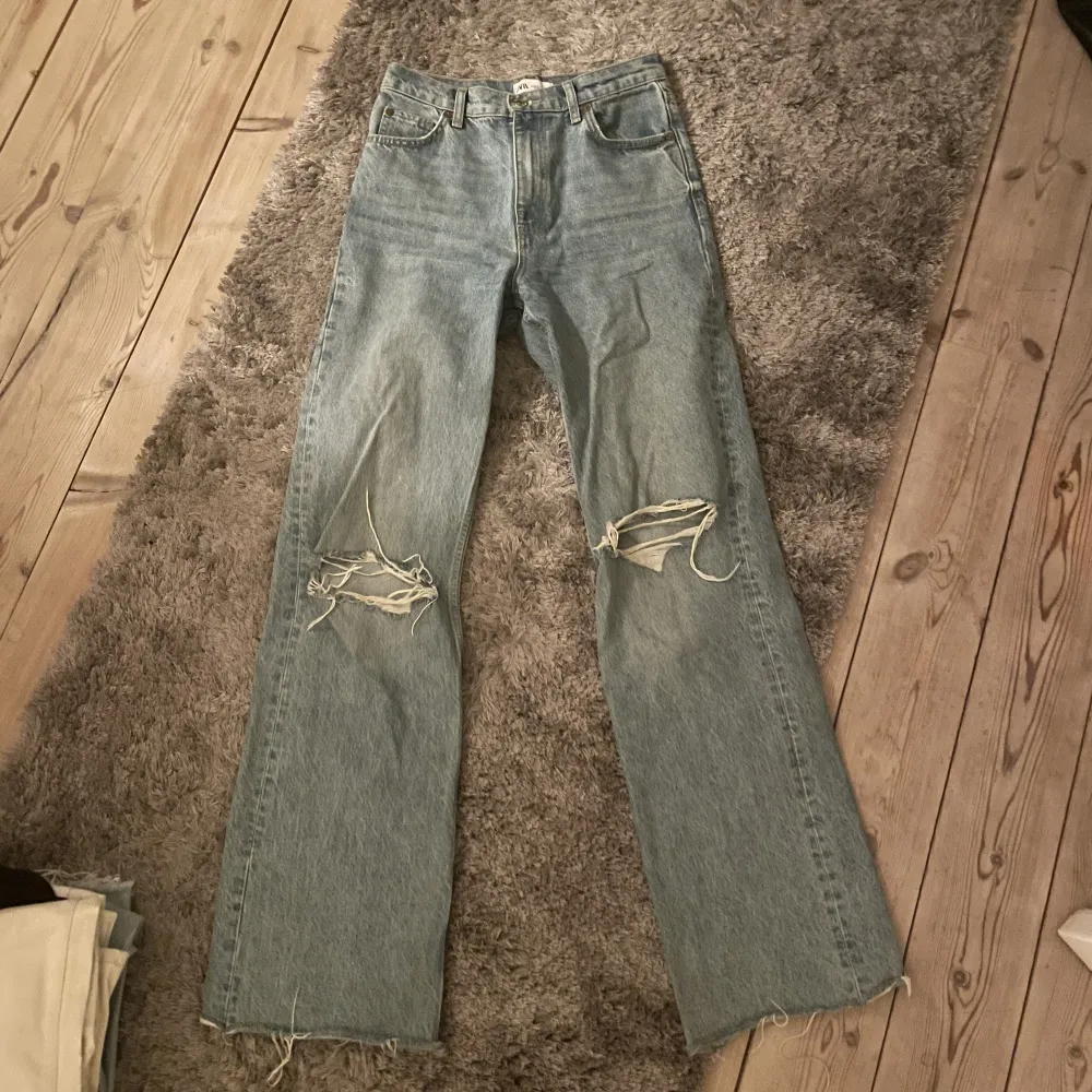 Raka ljusblåa jeans från zara. Fler bilder kan skickas vid intresse.. Jeans & Byxor.