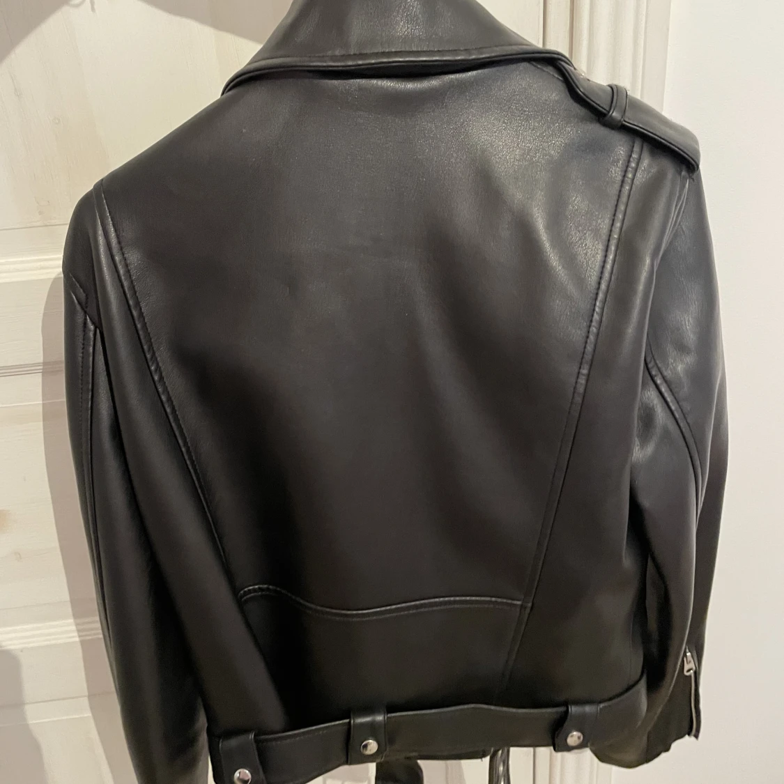 Snygg kort skinnjacka - 90