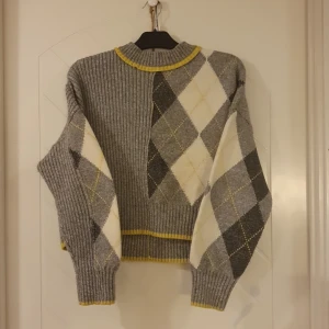 Stickad tröja  - Stickad tröja. Pringle of Scotland. H&M storlek M.  