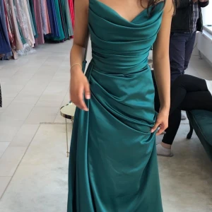 Balklänning - En grön balklänning i storlek S. Värde av 2200kr pris kan diskuteras. Använd 2 gånger. 