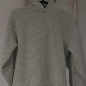 Hoodie - Säljer denna hoodie pga den inte heller kommer till användning längre💞har tvätttat den ungefär 5 gånger så den är inte lika mjuk inuti som den var från början💓