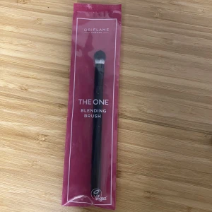 Sminkborste  - En blending brush i oöppnad förpackning 