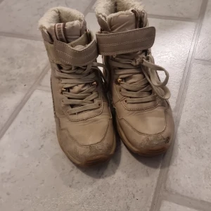 Vintersko - Väl använd vintersko, storlek 35. Pga sliten på tårna är det lågt pris.