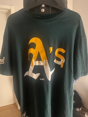 New era t shirt  - Säljer denna feta new era tröja som jag vill få bort från gaderoben den är small i storleken så den sitter som en M men är L.