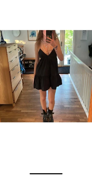 Zara klänning med knytning - Superfint svart klänning med knytning i ryggen😊används helst köp nu då npnting är fel på min app och jag itne kan svara på meddelanden