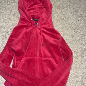 Röd juicy tröja - Säljer den pga att jag inte använder den, den har blivit lite missfärgad men man tänker inte på de. tar endast swish. ❤️