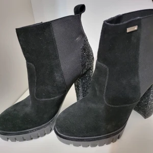 Vinter skor - Vinter skor från liujo i bra skick med glitter på.
