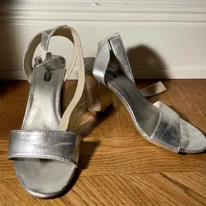 Klackskor i silver från din sko. Knappt använda. Klacken är 8 cm. Kan mötas nära Mariatorget eller posta. 