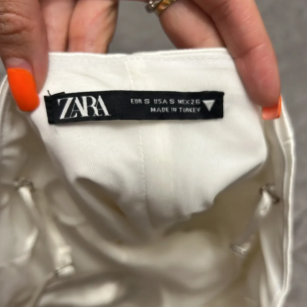 Glansig och fin body /topp från Zara.. Blusar.