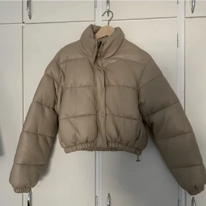 Puffer jacket - Puffer jacka i skinn. Använd en gång så imprincip ny, köptes för 700 kr. Ny pris: 450, pris kan diskuteras. Stl: xs