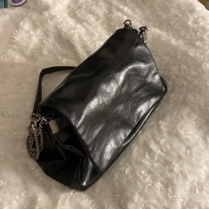 Väska  - Snygg väska från zara som är använd fåtal gånger. Man får plats med mycket saker och de många små fack 