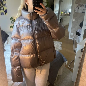 Puffer jacket - Säljer denna puffer jacka från uniqlo köpt för 1200! Perfekt nu till vinter och håller värmen bra. Denna jackan passar XS, S och M! Använd fåtal ggr