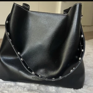 Nunoo chiara studs Florence bag  - Medföljande längre band och metallkedja (båda oanvända) ingår   90% läder 10% bomull  H: 33cm W: 28cm D:12.5cm