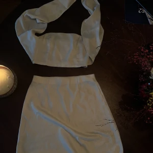 Satin sett  - Ett satin sett med lång kjol samt topp med knytning.