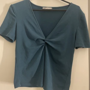 Zara topp - Två fina zara toppar med väldigt fin urringning framtill, finns i både svart och turkos/blå, 180 för båda 100 för en