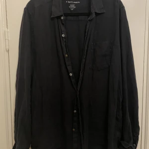 A days march skjorta  - Jättefin skjorta i bra skick! Säljer åt min kille så har tyvärr inga bilder på! Använd ett fåtal gånger och säljs då han har flera liknade!! 