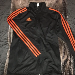 Adidas Zip - Skitsnygg adidas zip, super skick🫶🏻