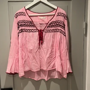 odd molly-blus - Lite skrynklig men härligt rosa blus med glittriga paljettdetaljer som passar utmärkt till att pigga upp höstmörkret. Vid modell, storlek 1. 