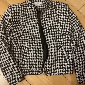 Jacka  - En snygg jacka i storlek S som jag köpte second hand 💓 Skriv vid intresse 