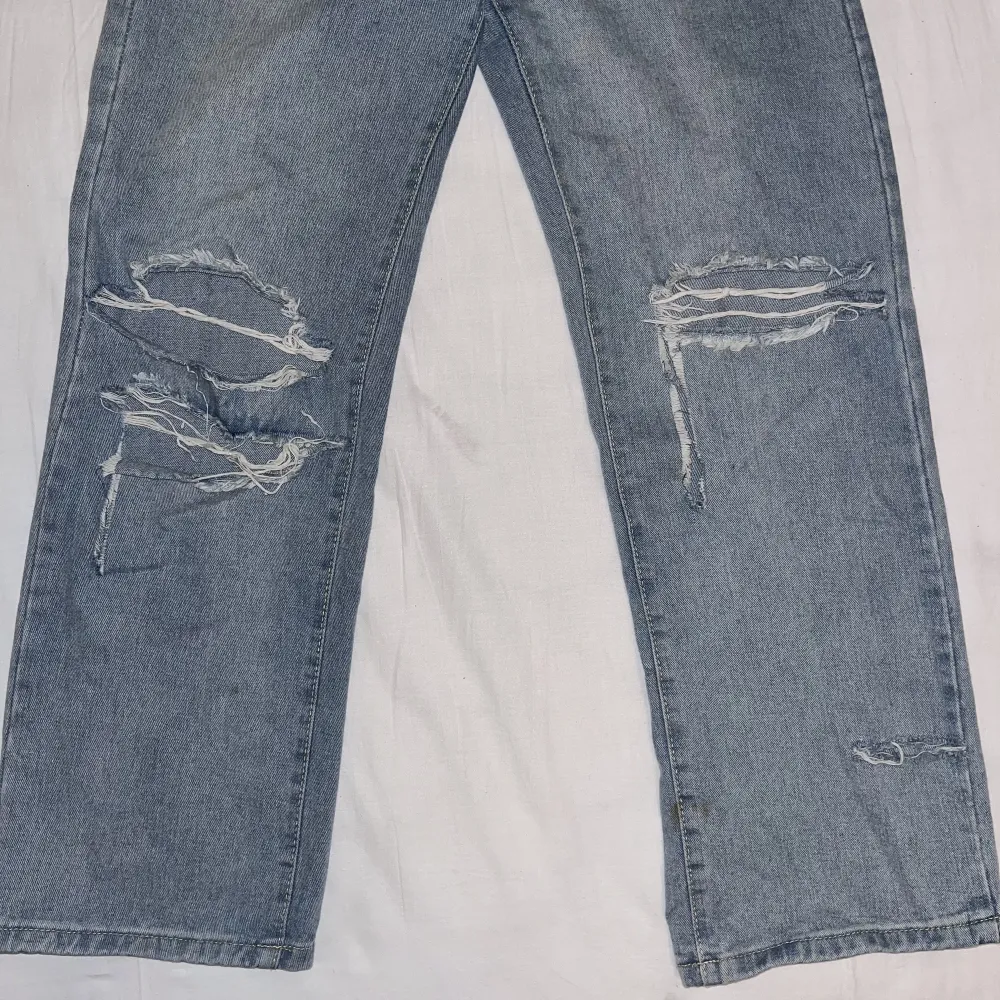Blå ripped jeans!💙 Väldigt väldigt djupa rips, jag tycker dem är snygga som dem är, men kan säkert göras om till shorts eller så ifall man skulle vela 😛😋 Pris går att diskutera, har inte använt dem på år så vill bara bli av med dem asap!🩵💙. Jeans & Byxor.