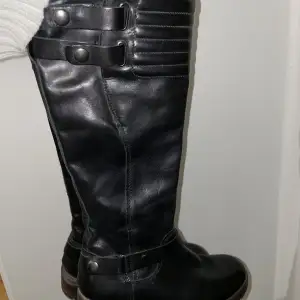 Snygga svarta boots med klack!  Köpta för mer än 2000 kr. 
