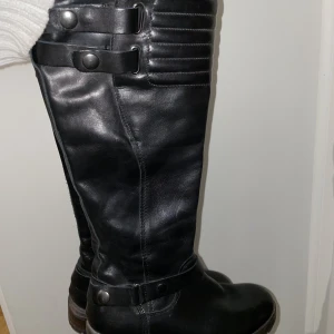 Svarta stövlar/boots - Snygga svarta boots med klack!  Köpta för mer än 2000 kr. 
