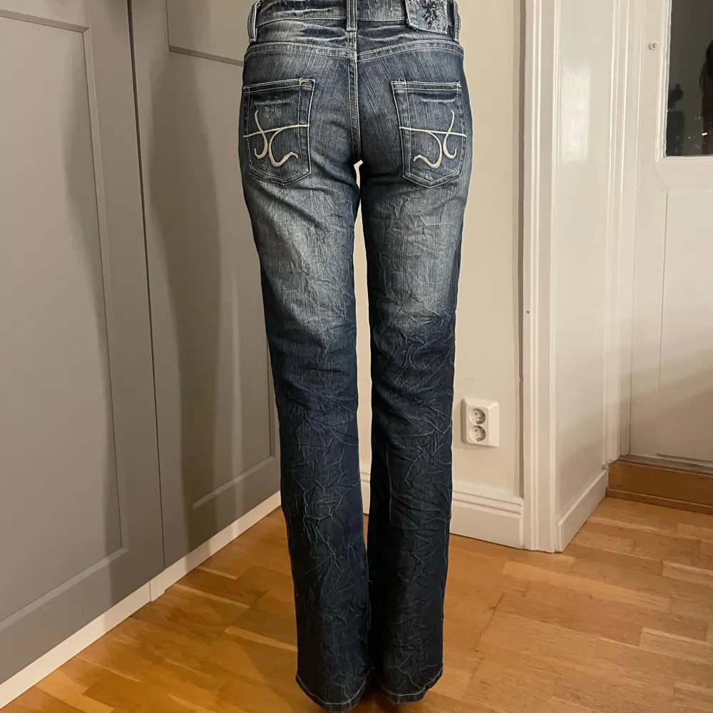 Ett par super snygga och timeless jeans som alla behöver. Dom raka mörkblåa samt lite utvältrade jeansen är i storlek 34 men passar även 36. Mycket bra skick. Köpare står för frakt! . Jeans & Byxor.