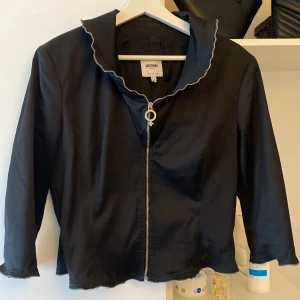 Jacka från moschino  - Jättefin jacka/kavaj från Moschino med unik design, tyvärr för liten för mig