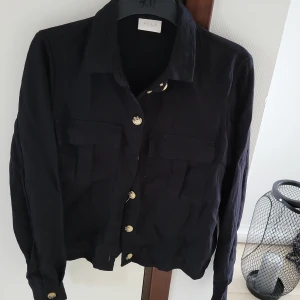 Skjorta - Svart skjorta stl: 36