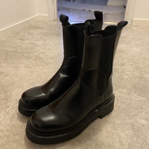 Svarta boots från hm är i mycket bra skick är använda ca 5 gånger!!💗